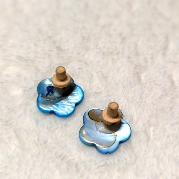 Vintage Dyed Mother of Pearl Blue Floral Pierced Earrings - Picture 3 of 6